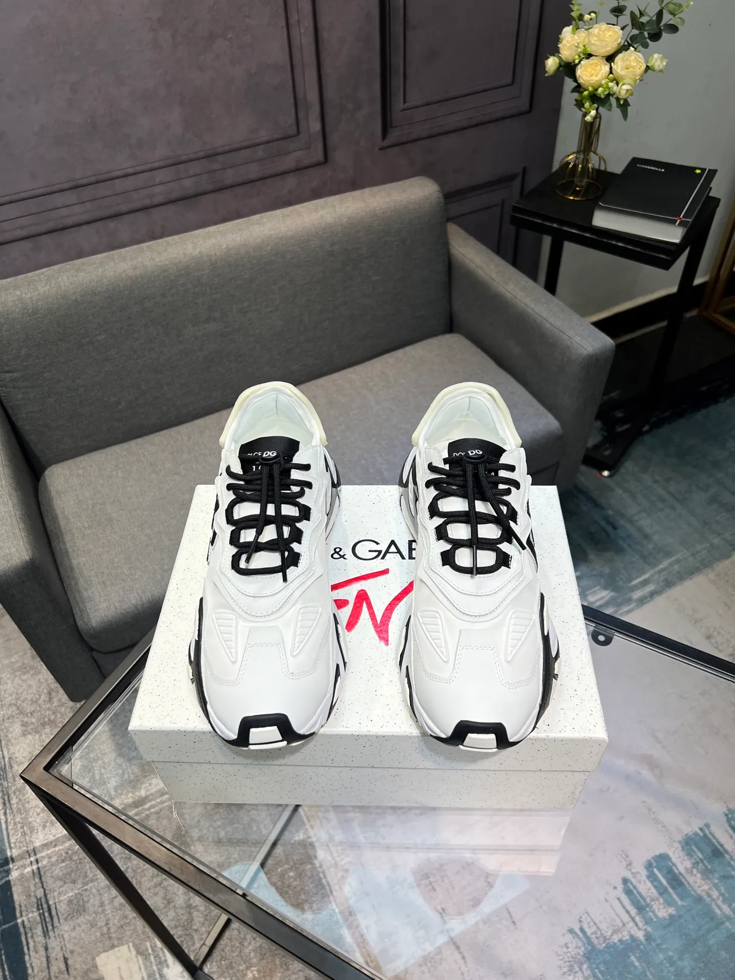 Men's shoes 💰580 Dolce&Gabbana D&G's latest casual sneakers. Original purchase, development and production. DG's latest explosion. The tongue has the brand's iconic details. It is fashionable and versatile and can add luster to various looks. Create an exquisite design with unique dynamic vitality and modern atmosphere, showing modern and elegant style. Exquisite packaging at the delivery counter🛍📦 ▪️Fabric: Original customized cowhide, lining: Original customized breathable lining, Size: Men's 38-44 (45 46 customized)